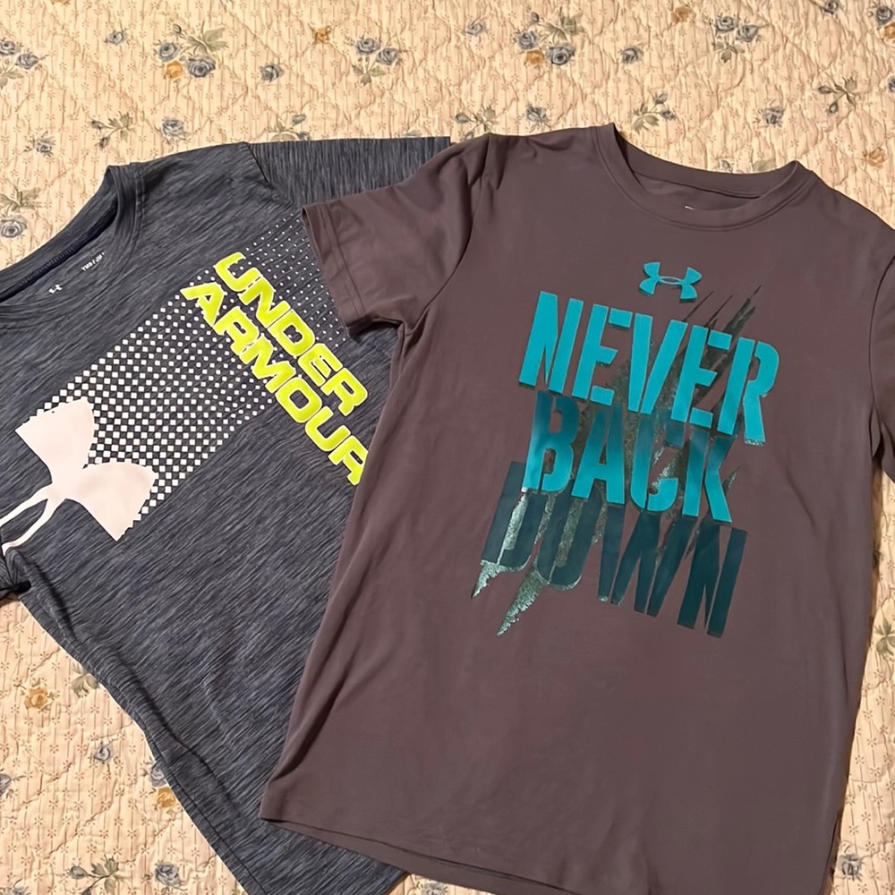 UNDER ARMOUR BUNDLE OF 2 BOYS T-SHIRTS IN SZ YOUTH MED…EXCELLENT CONDITION…NICE!